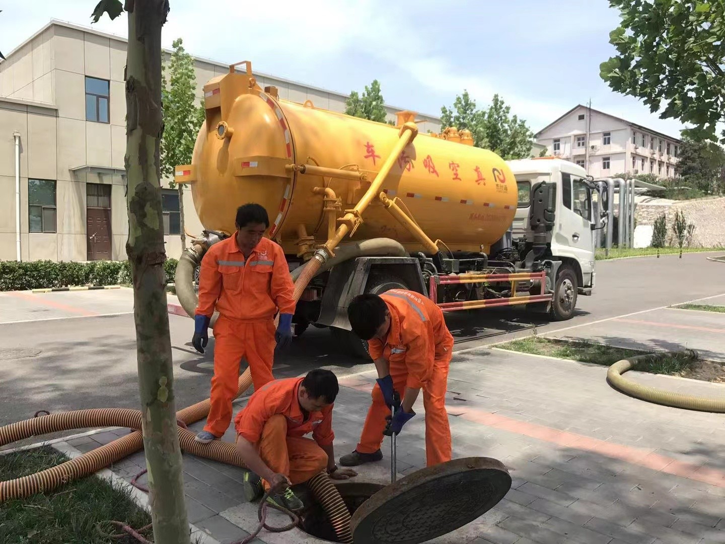 桂东管道疏通车停在窨井附近