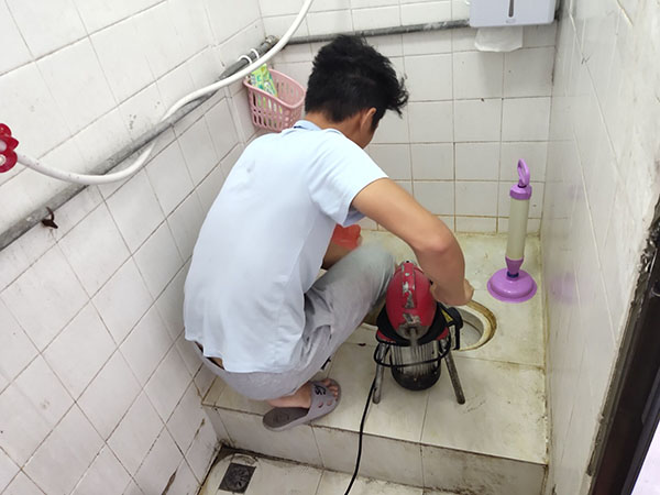 桂东管道堵塞冒臭气 专业师傅现场解决问题