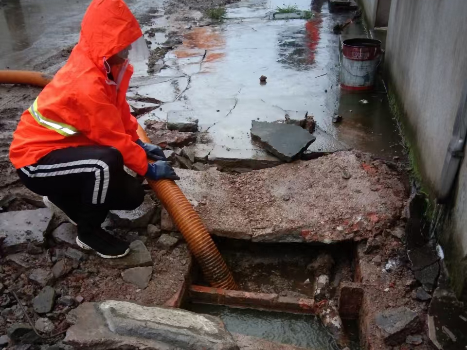 桂东专业清理污水池 炜誉市政以规范流程守护城市 “肠道”